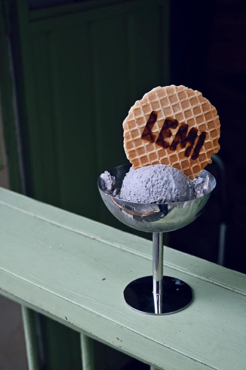 Copa de helado con galleta de barquillo marcada LEMI