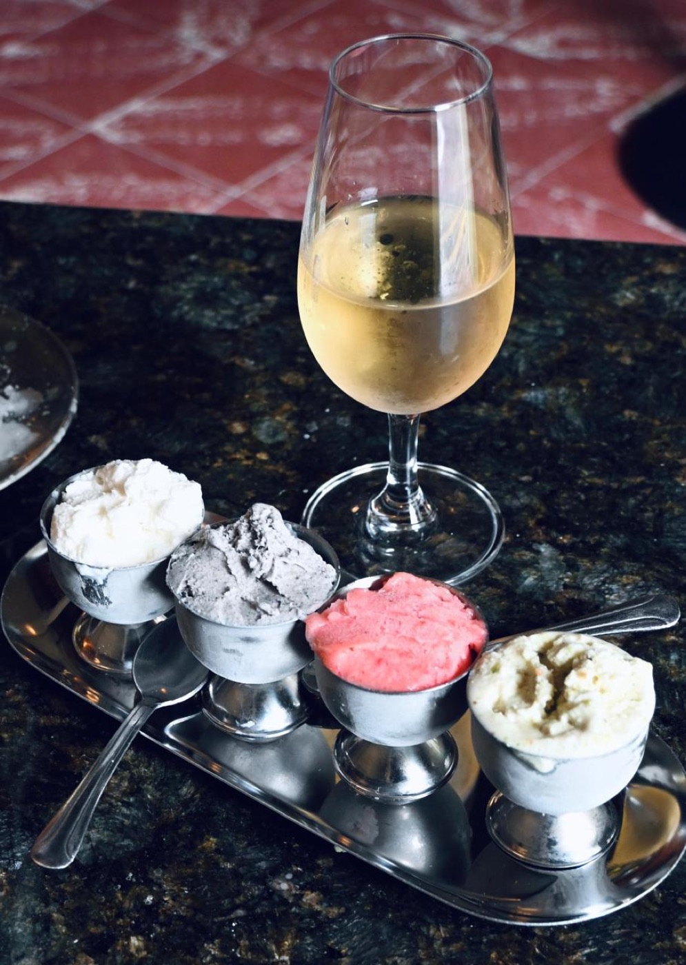 Degustación de helados con copa de vino blanco