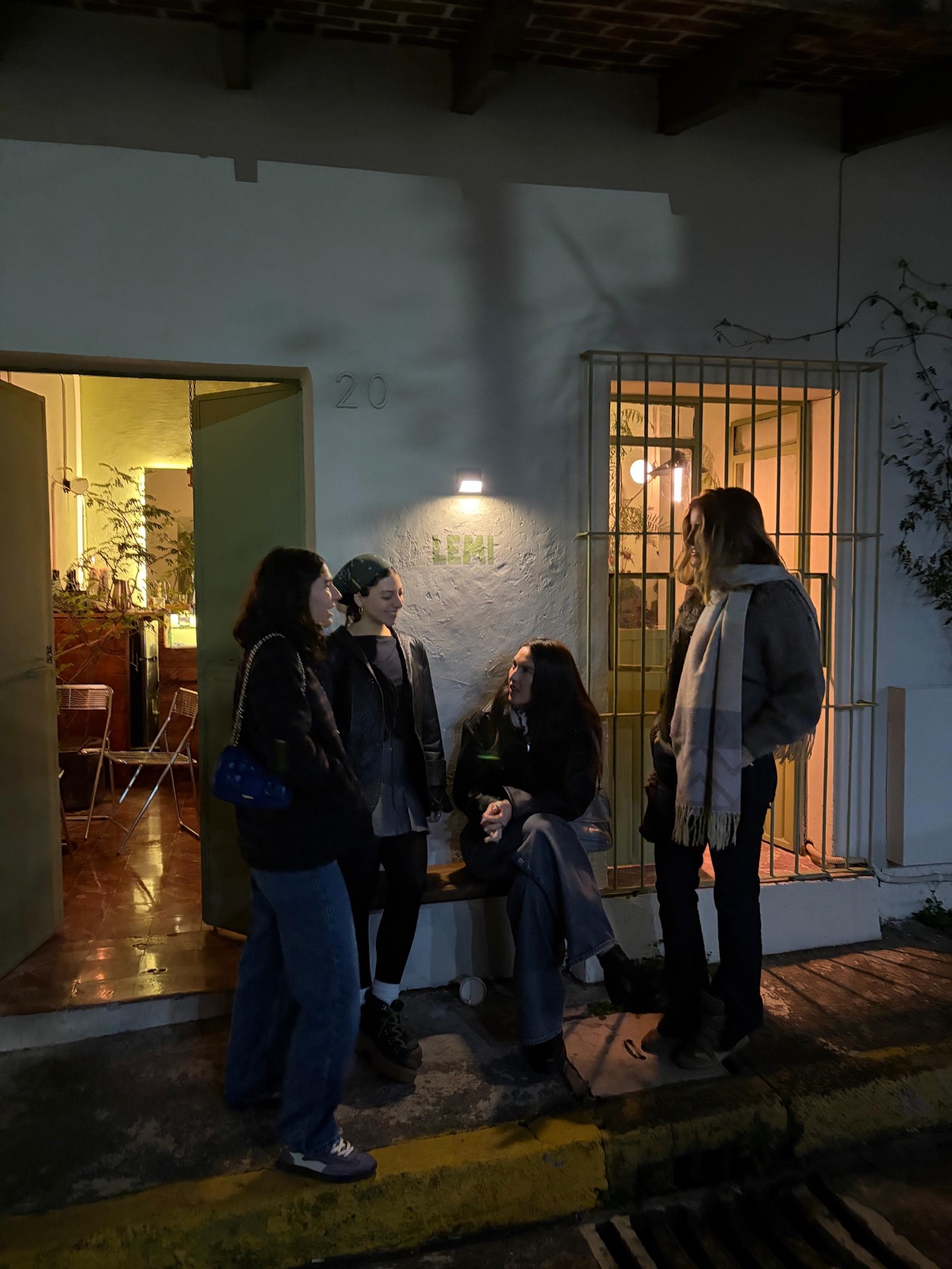 Amigos afuera de LEMI, de noche