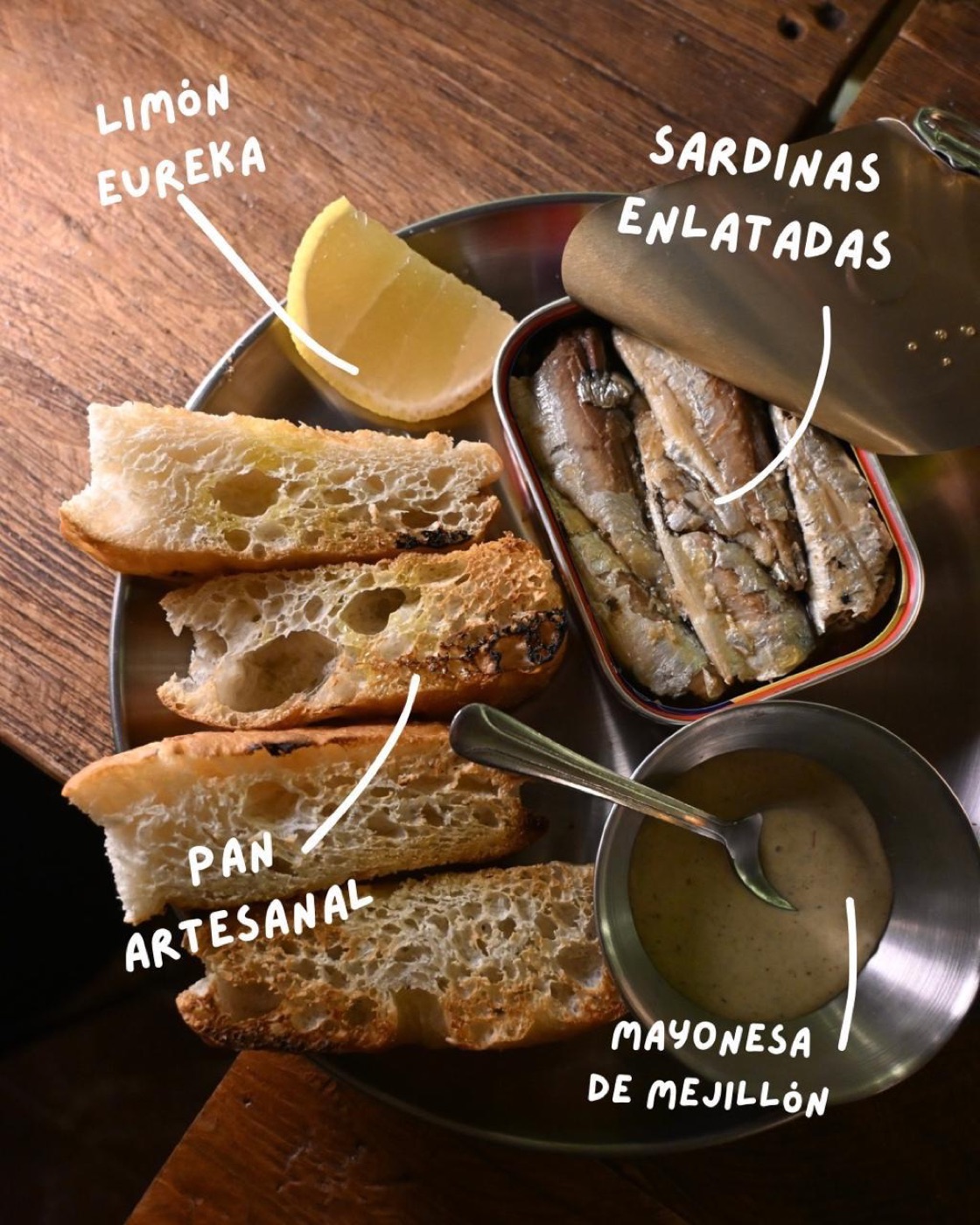 Lata de sardinas con pan artesanal, limón y mayonesa de mejillón