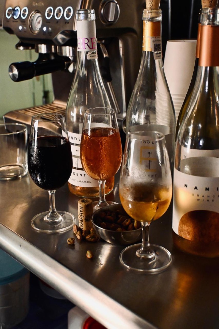 Copas de vino tinto, rosado y naranja sobre la barra